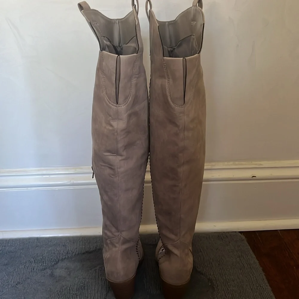 Carlos Santana Alexia boots taupe w/vibrant red,blue & white embroidery Size 6